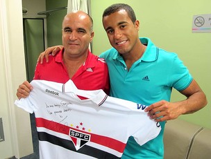 Lucas entrega camisa do São Paulo para o apresentador Serginho Groisman (Foto: Felipe Zito / Globoesporte.com)