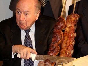 Joseph Blatter, presidente da FIFA, comendo churrasco na Câmara dos Deputados (Foto: Ed Ferreira / Ag. Estado)