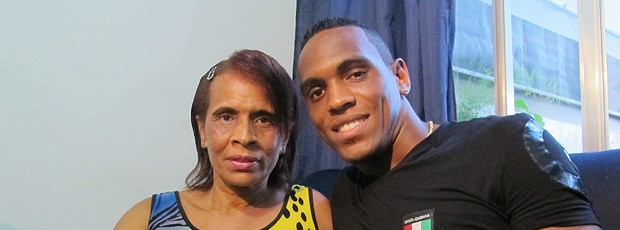 digão fluminense entrevista ao lado da mãe (Foto: Edgard Maciel de Sá / Globoesporte.com)