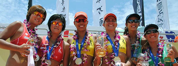 Juliana e Larissa comemoram vitória na etapa da China no Circuito Mundial de vôlei de praia (Foto: FIVB)