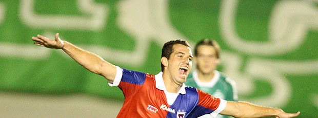 Serginho comemora gol do Paraná contra o Goiás (Foto: Ag. Estado)