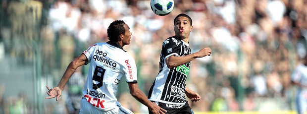 Liedson na partida Figueirense x Corinthians (Foto: Ueslei Marcelino / Reuters)
