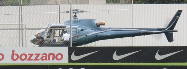 Emerson Sheik chega de helicóptero ao CT do Corinthians (Foto: Carlos Augusto Ferrari/Globoesporte.com)