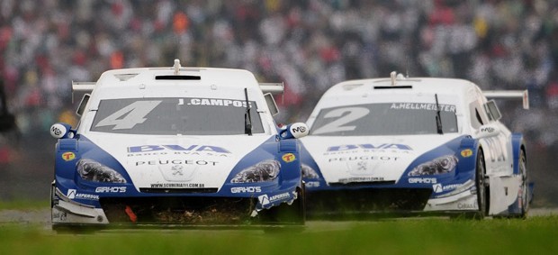 Stock Car: Alan Hellmeister e Julio Campos na pista (Foto: Duda Bairros / Stock Car)