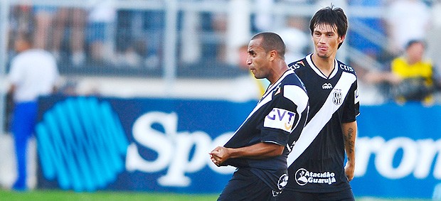 Ricardinho gol Ponte Preta (Foto: Marcos Ribolli / Globoesporte.com)
