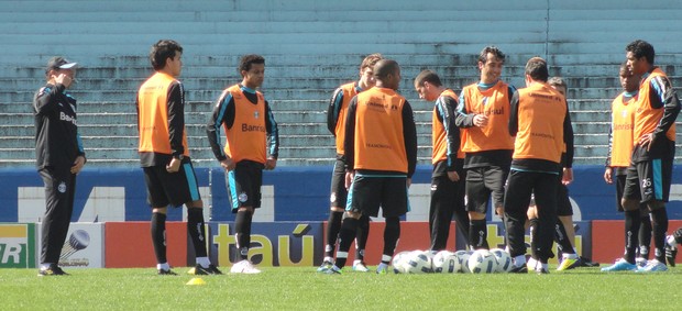 Roth conversa com jogadores do Grêmio (Foto: Eduardo Cecconi/Globoesporte.com)