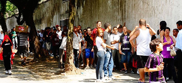 fila ingressos estreia adriano corinthians (Foto: Marcos Ribolli / Globoesporte.com)