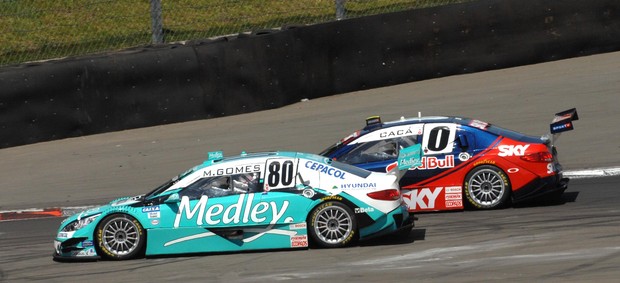 Marcos Gomes (carro azul), trava duelo com Cacá Bueno pela liderança na última corrida da Stock Car 2011 (Foto: Miguel Costa Jr.)
