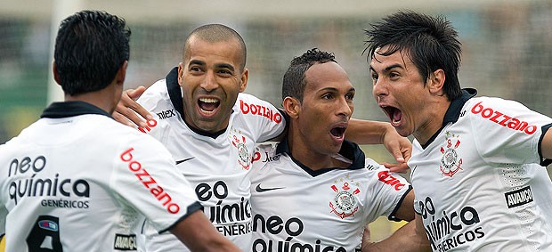 Emerson, Liedson e Willian comemoram gol do Corinthians (Foto: Ag. Estado)