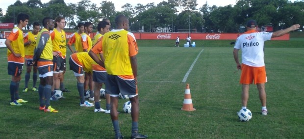 Riva Carli conversa com jogadores do Atlético-PR (Foto: Fernando Freire/GLOBOESPORTE.COM)