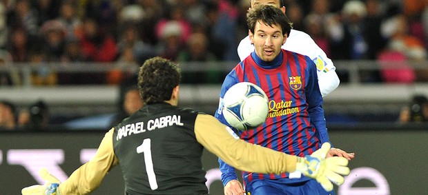 Messi marca gol do Barcelona contra o Santos (Foto: AFP)