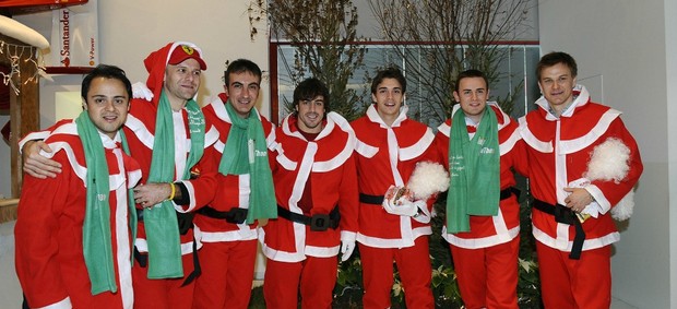 Pilotos da Ferrari comemoram o Natal vestidos de Papai Noel (Foto: Ferrari)