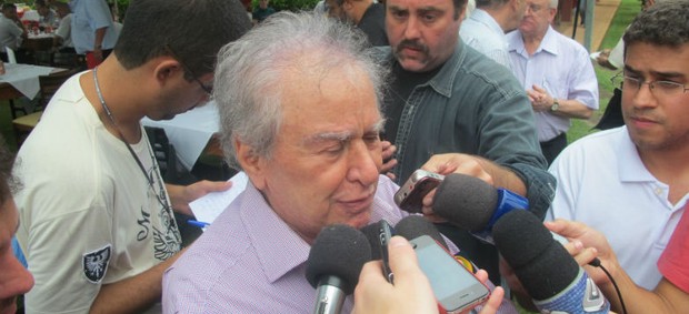 Presidente Juvenal Juvêncio concede entrevista em Cotia (Foto: Marcelo Prado / GLOBOESPORTE.COM)