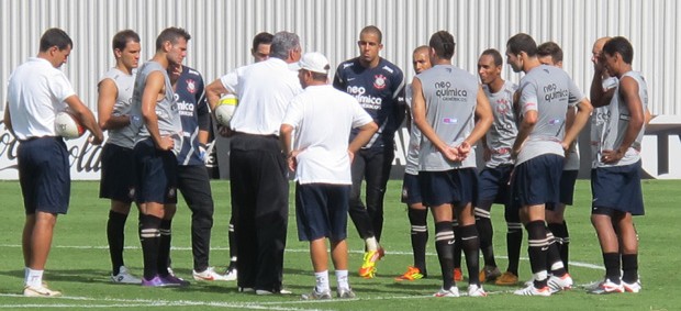 Tite conversa com jogadores do Corinthians (Foto: Carlos Augusto Ferrari/Globoesporte.com)
