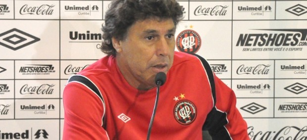 Carrasco, técnico do Atlético-PR, em entrevista (Foto: Divulgação/Atlético-PR)