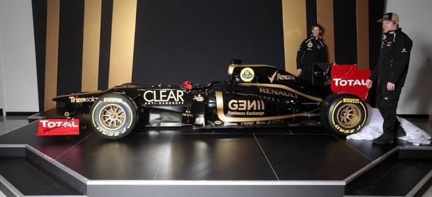 Raikkonen e Grosjean mostram carro da Lotus para a temporada 2012 da Fórmula 1 (Foto: Divulgação)