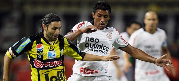 Gamadiel Garcia e Paulinho Corinthians (Foto: AP)