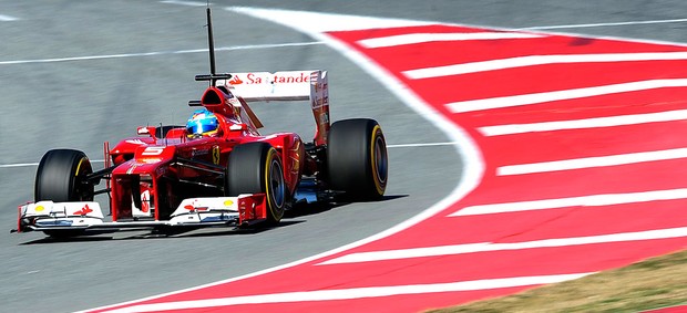 Alonso no treino da Ferrari em Barcelona (Foto: AP)