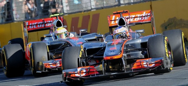 Button seguido por Hamilton na Austrália (Foto: AFP)