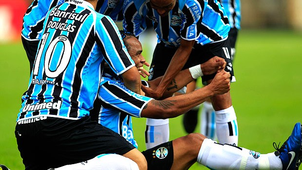 Inspirado em Kidiaba, Grêmio empata (Reuters)