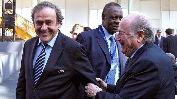Michel Platini e Blatter no encontro da UEFA em Paris (Foto: AP)