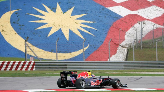 Webber domina e fecha a sexta na frente (Reuters)