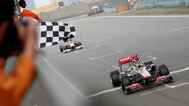 Na China, Hamilton passa Vettel e vence (agência AP)