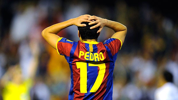 Pedro lamenta gol anulado na partida do Real Madrid contra o Barcelona (Foto: Reuters)