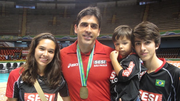 Giovane com os filhos Giulia, Tiago (no colo) e Gianmarco  (Foto: Danielle Rocha / Globoesporte.com)