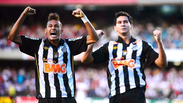 Ganso e Neymar comemoram gol do Santos contra o São Paulo (Foto: Marcos Ribolli / GLOBOESPORTE.COM)