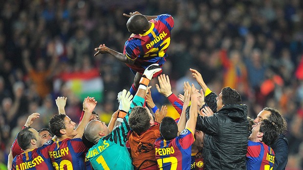 Jogadores do Barcelona comemoram classificação com Abidal (Foto: AFP)