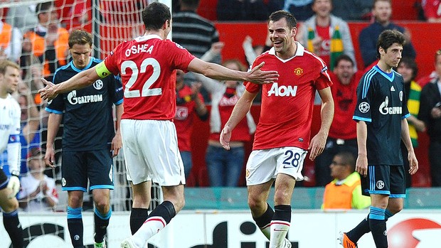 Gibson comemora gol do Manchester United contra o Schalke (Foto: AFP)
