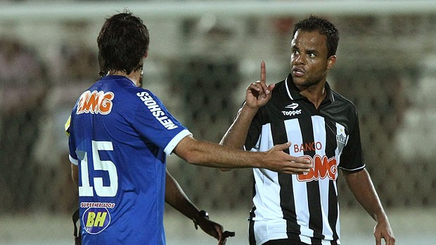 Mancini e Fabrício discutem na partida do Atlético-MG e Cruzeiro (Foto: Ag. Estado)