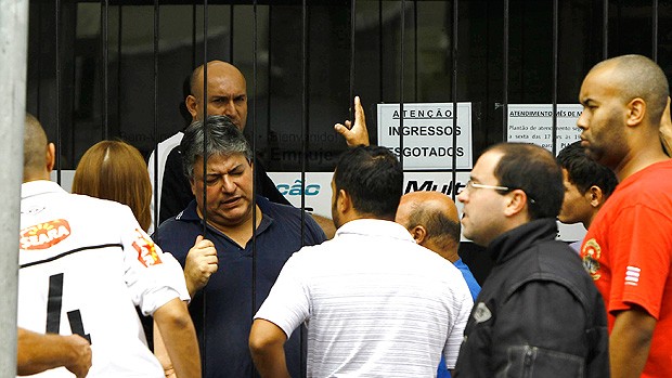 Torcedores Santos protesto ingressos esgotados (Foto: Ag. Estado)
