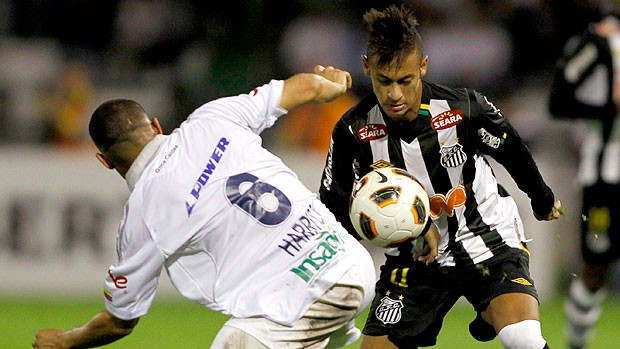 Neymar na partida do Santos contra o Once Caldas (Foto: Reuters)