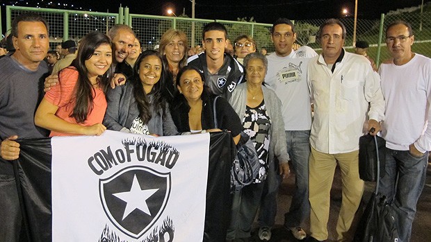 Com torcida especial, Thiago Galhardo comemora seu gol (Gustavo Rotstein / Globoesporte.com)