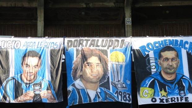 Faixas em homenagem a jogadores do Grêmio (Foto: Eduardo Cecconi/Globoesporte.com)
