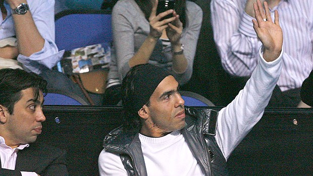 Tevez na torcida da partida de tênis de Del Potro (Foto: AFP)