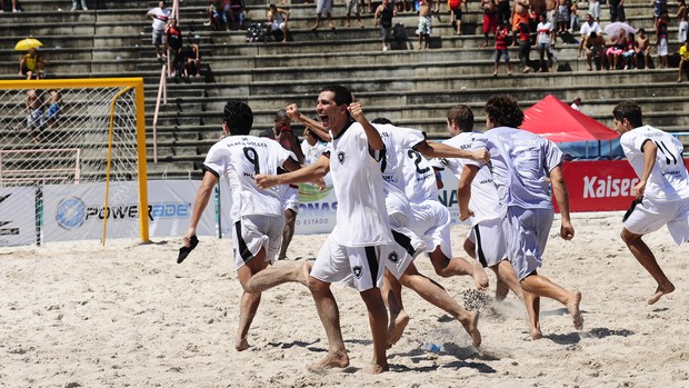 botafogo comemora futebol de areia (Foto: Divulgação)