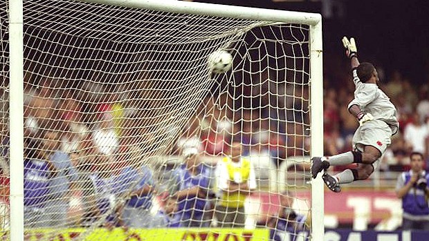 Helton Gol Petkovic Flamengo x Vasco 2001 (Foto: Hipólito Pereira / O Globo)