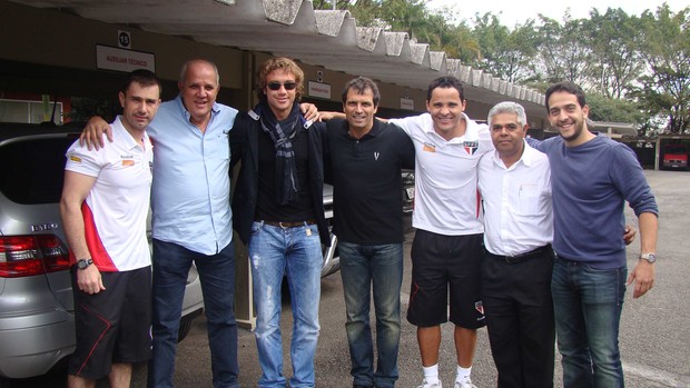Lugano visita CT do São Paulo e posa para foto com funcionários do clube (Foto: Sergio Gandolphi/Globoesporte.com)