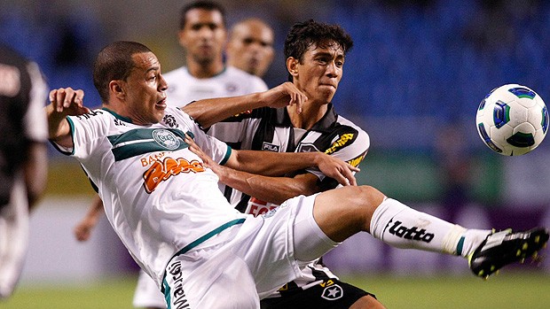 Coxa sai na frente, mas perde para o Botafogo no Rio (Satiro Sodré / AGIF)