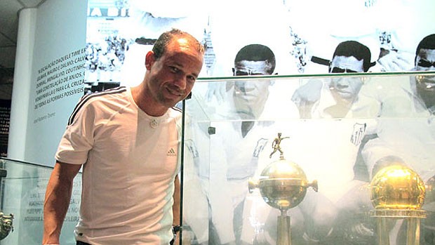 Léo do Santos posa ao lado da taça da Libertadores (Foto: Adilson Barros / GLOBOESPORTE.COM)