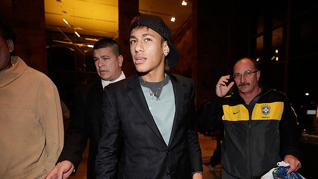Desembarque neymar (Foto: Mowa Press)