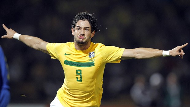 Pato comemora gol do Brasil (Foto: EFE)