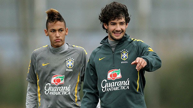 Pato e Neymar no treino da Seleção (Foto: EFE)
