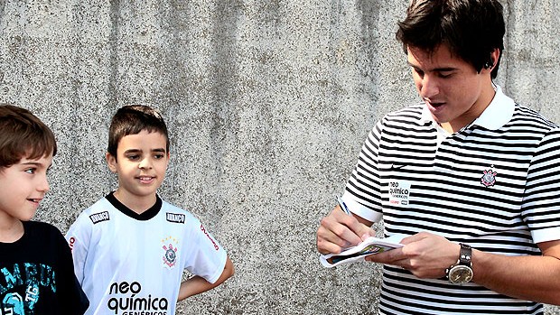 Willian do Corinthians dá autógrafos (Foto: Miguel Schincariol / Globoesporte.com)