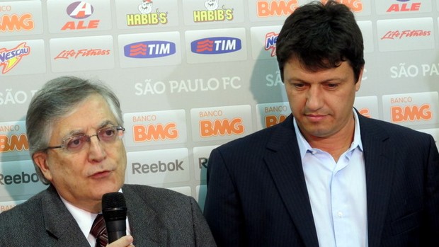 O vice-presidente de futebol do São Paulo, João Paulo de Jesus Lopes, apresenta o técnico Adilson Batista (Foto: Marcelo Prado / Globoesporte.com)