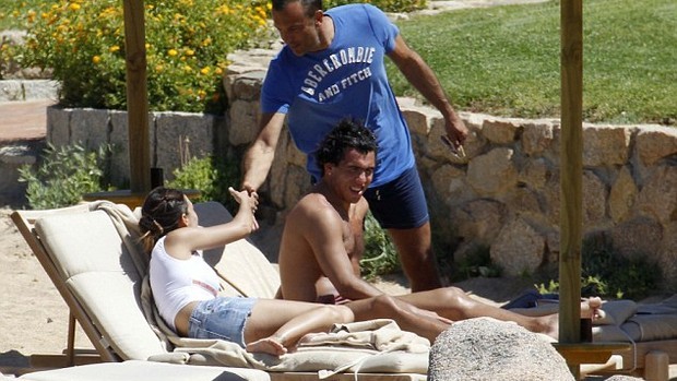 Tevez e Marco Branca na Sardenha (Foto: Reprodução / Daily Mail)