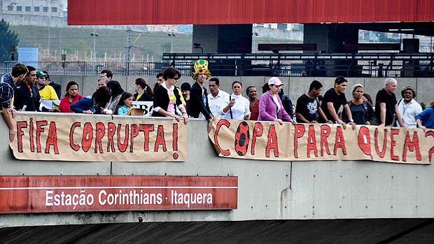 manifestação moradores estádio corinthians melhores moradias (Foto: Levi Bianco / Agência Estado)